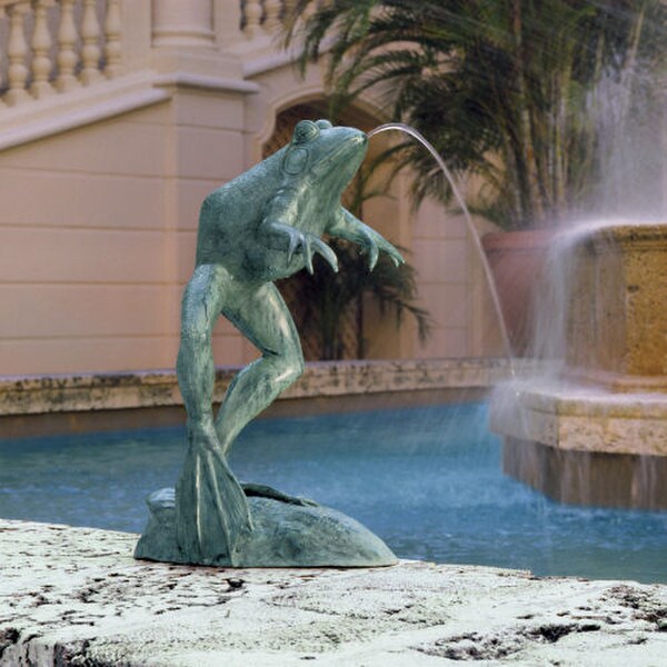 Giant Jumping Piped Leaping Frog Statue Spitting Water Feature